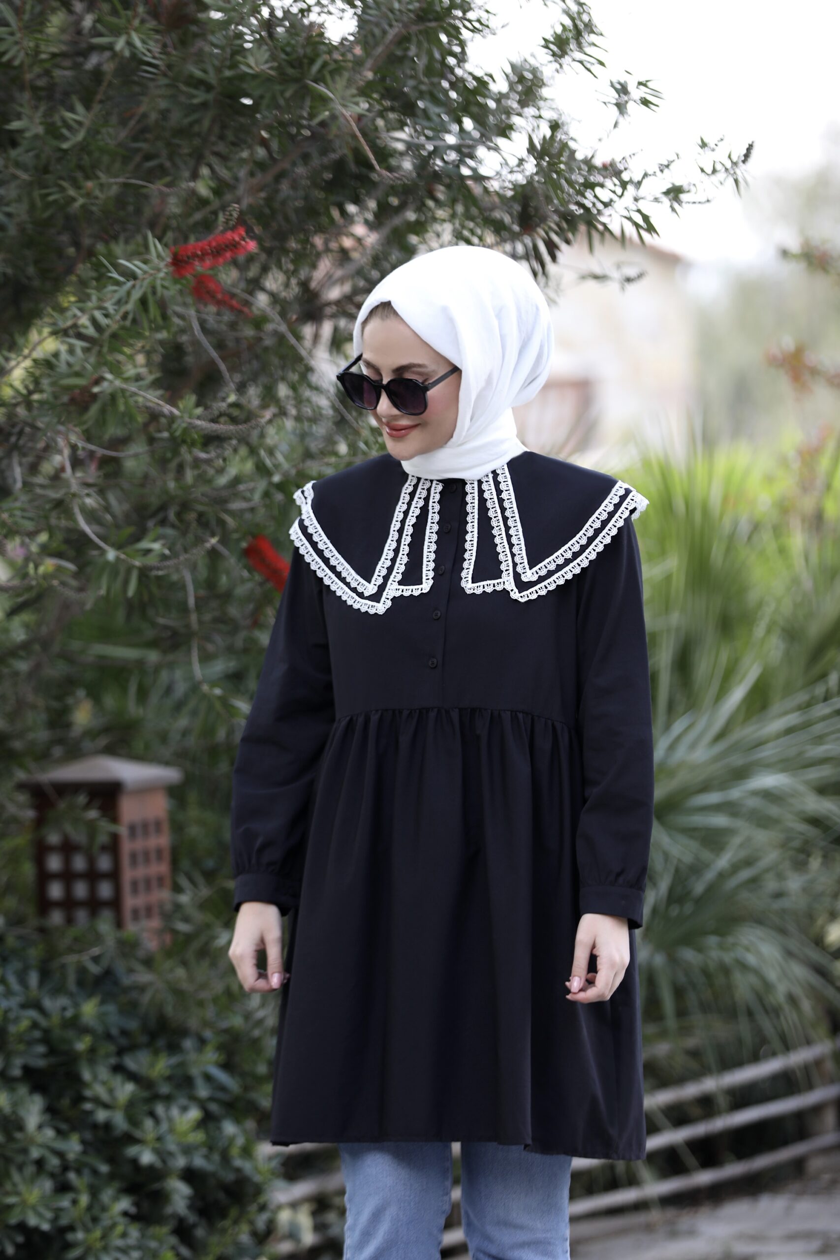 Yakası Dantelli Tunik Siyah